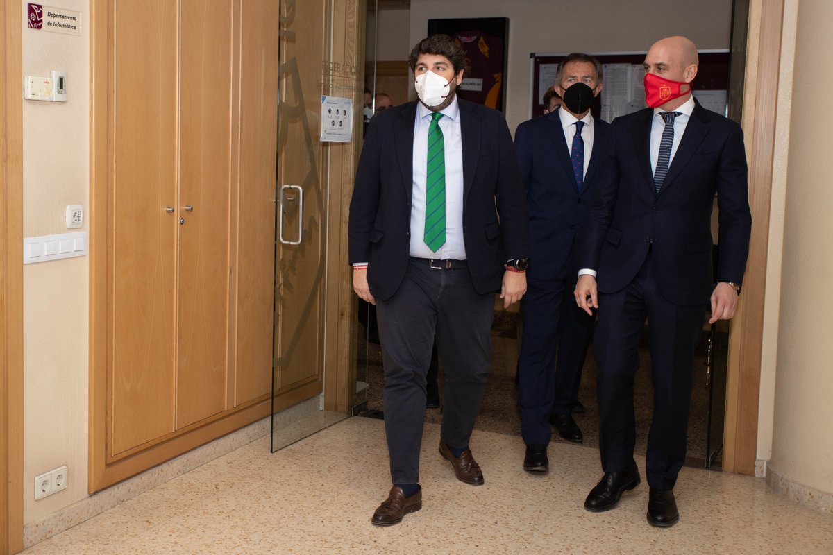 ffrm_es's tweet photo. 👥  𝐋𝐀 𝐕𝐈𝐒𝐈𝐓𝐀:

📸 La visita institucional de @LopezMirasF y Luis Rubiales en #4Fotos. / 🔙 Antes de inaugurar la #NuevaImagenFFRM...⬇ https://t.co/yQuED11qRx