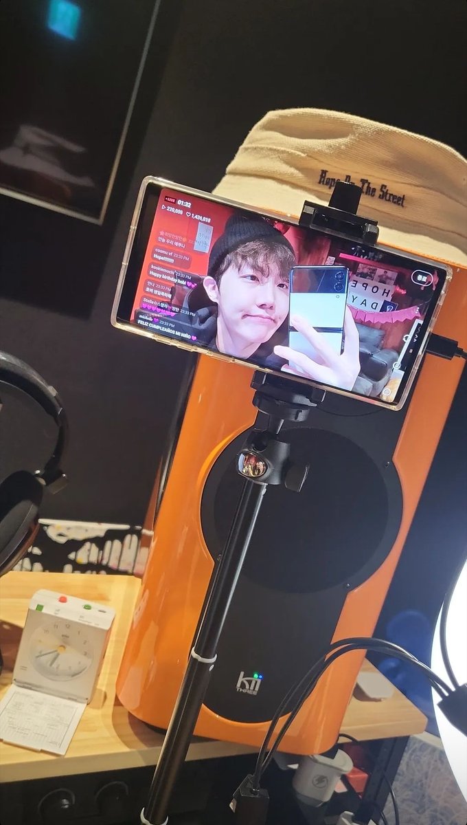 vtaefulvantan's tweet photo. Happy Birthday Hobi!! 💜🎉🎂 #happybirthdayjhope #hobisbirthdayaroundtheworld https://t.co/RY2XxZyAQ3