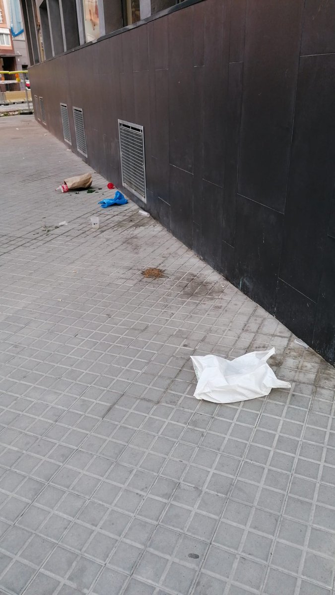 SOS_PereIV's tweet photo. Jueves por la mañana en Pere IV @david_escude @Albert_Batlle_B #poblenou #botellon #barceloa https://t.co/7Y3ITmd3kr