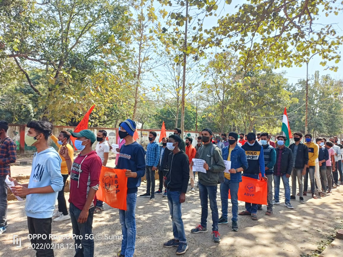 मतांतरण का शिकार होकर मौत को गले लगाने वाली लावण्या को न्याय दिलाने एवं <a href="/ABVPVoice/">ABVP</a> की राष्ट्रीय महामंत्री <a href="/nidhitripathi92/">डॉ. निधि त्रिपाठी நிதி திரிபாதி</a> सहित अन्य कार्यकर्ताओं को गिरफ्तार किये जाने के विरोध में @AbvpPakur के कार्यकर्ताओं द्वारा धरना आयोजित किया गया ।
#FightForLavanya 
#JusticeForLavanya