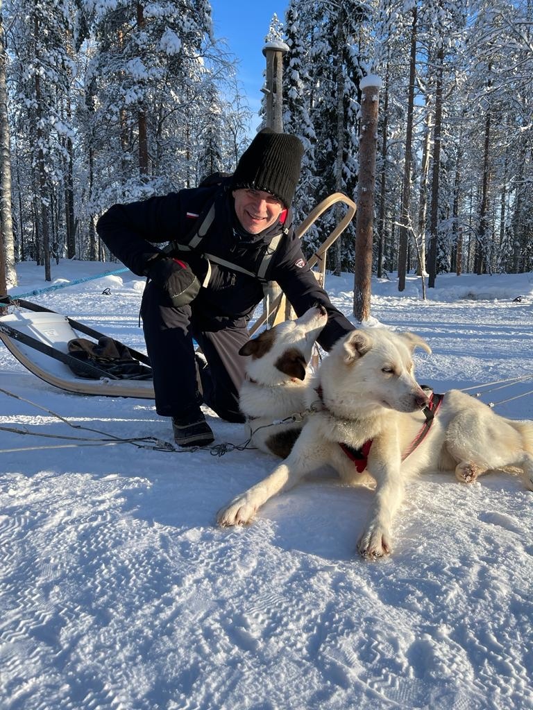 Snowbility's tweet image. Another throwback to Richard in #Finland last week having a wonderful time with the snow dogs 🐶  #Snowtime