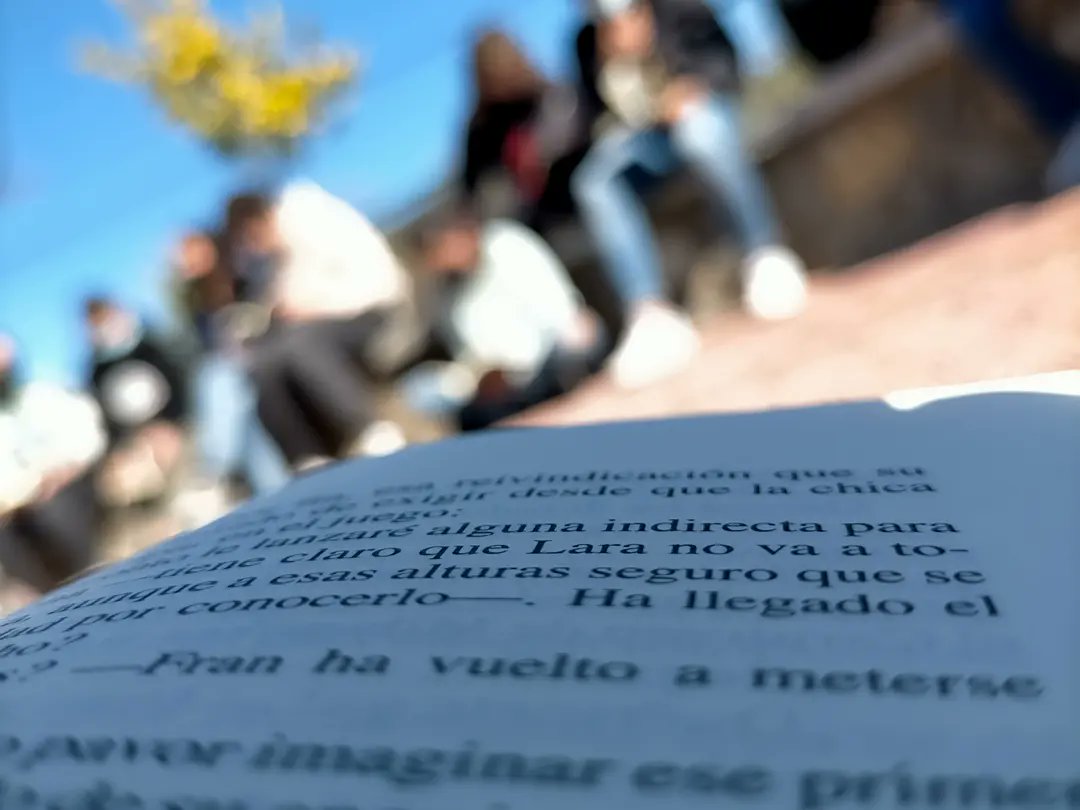 epdlconstantina's tweet photo. Leer es un placer, y más si lo hacemos en la calle. Nuestro club de lectura sigue avanzando en la historia de Lara y Wilde, #Desconocidos de @DavidlozanoG cada vez está más interesante, y nosotros más cerca de llegar al final de esta historia #LeereselPlan junto a @Placerdeleer19 https://t.co/AuRNd3qUoe