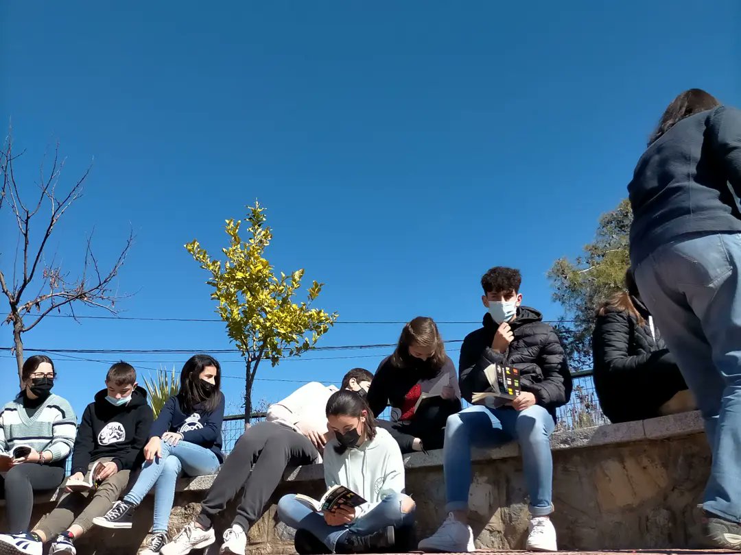 epdlconstantina's tweet photo. Leer es un placer, y más si lo hacemos en la calle. Nuestro club de lectura sigue avanzando en la historia de Lara y Wilde, #Desconocidos de @DavidlozanoG cada vez está más interesante, y nosotros más cerca de llegar al final de esta historia #LeereselPlan junto a @Placerdeleer19 https://t.co/AuRNd3qUoe