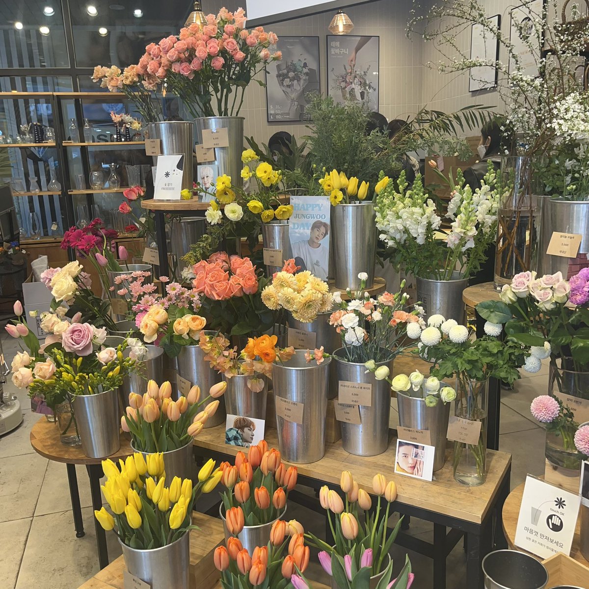 dal0_sugaring's tweet photo. #정우를_만나고_우리_도시는_언제나_빛나
#데일리덕 
꽃집에서 하는 생카는 처음이었는데 꽃도 직접 고를 수 있고 포장도 예쁘게 해주셔서 기분까지 좋았습니다ㅎㅎ 군데군데 붙어있던 사진들도 너무 예뻤고 플라워픽이랑 특전들이 진짜 ㅜㅜ 너무 맘에 들었어요♥ 정우 생카 열어주셔서 감사합니다♥ https://t.co/ym375eFBsK