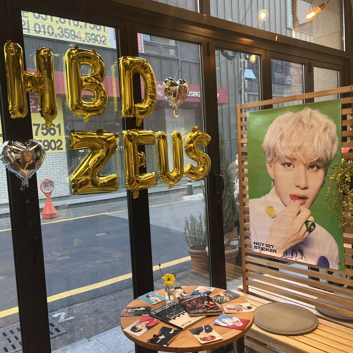 dal0_sugaring's tweet photo. #정우를_만나고_우리_도시는_언제나_빛나
#데일리덕 
꽃집에서 하는 생카는 처음이었는데 꽃도 직접 고를 수 있고 포장도 예쁘게 해주셔서 기분까지 좋았습니다ㅎㅎ 군데군데 붙어있던 사진들도 너무 예뻤고 플라워픽이랑 특전들이 진짜 ㅜㅜ 너무 맘에 들었어요♥ 정우 생카 열어주셔서 감사합니다♥ https://t.co/ym375eFBsK