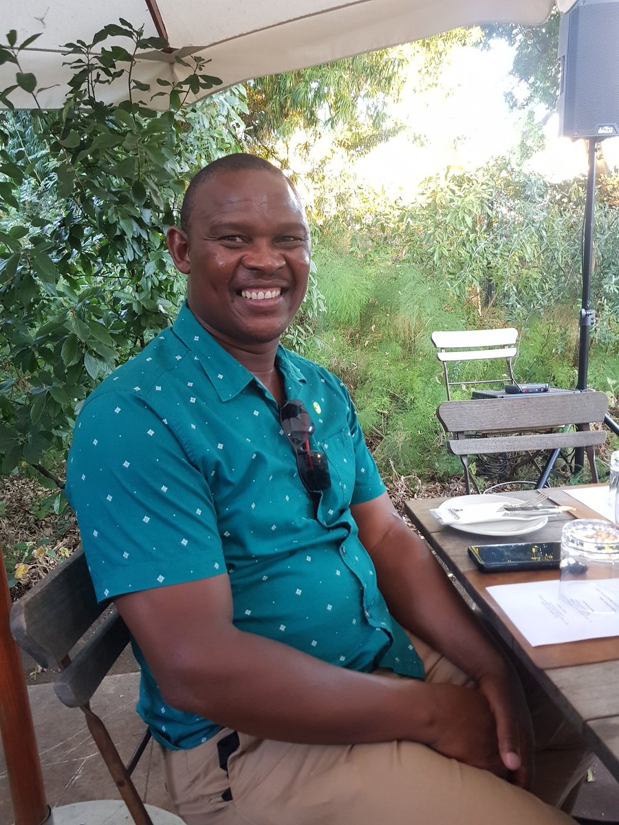 capewinereview's tweet photo. Edward Pietersen
Vilafonté winegrower
The guy nurturing the healthy grapes alongside Dr Phil Freese
Fascinating sitting next to him & chatting everything vines
#Vilafonte25
#southafrica #wine #miguelchan #vilafonte #winegrower #seriesc #viticulture #seriesm #stellenbosch https://t.co/mUrGcibSHn