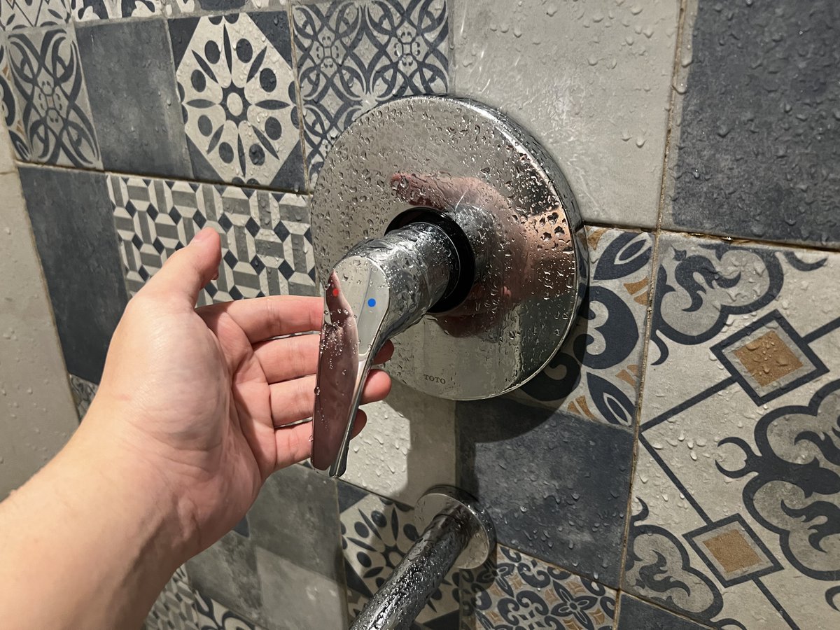 ezash's tweet photo. Hal yg paling susah dilakukan:
Berusaha nyeimbangin kran shower hotel biar ga panas2 amat kalo mandi https://t.co/cuC2cEWBN2