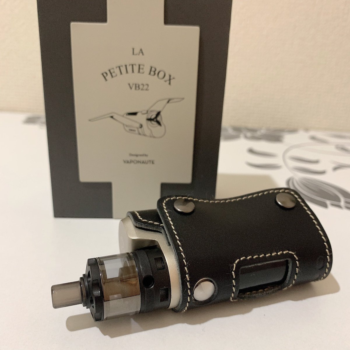 stella_custard's tweet photo. 琉(@vape_space_ryu)様からVAPONAUTEのLa Petite Box VB22とスリーブなどなどが届きました(* 'ᵕ' )！！
革のスリーブ初めてだけどおしゃれで素敵(*´罒`*)♥
Bishopの2mmタンクもいい感じ！
今までと違う雰囲気で楽しい〜(*´`)♪
愛用させていただきます！！
#VAPONAUTE
#vape好きな人と繋がりたい https://t.co/MuxgzQFxVE