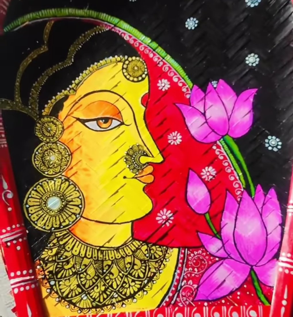 authindia's tweet image. Kulo art is the #paining on bamboo tray which is used in almost all Bengali festivals &amp;amp; occasions from marriage to Pujo. Artwork by #artist Senjuti Samui. instagram.com/reel/CaGzCGZBs…
#art #acrylicpainting #nft #vocalforlocal #womensart #handmade #IncredibleIndia #dekhoapnadesh