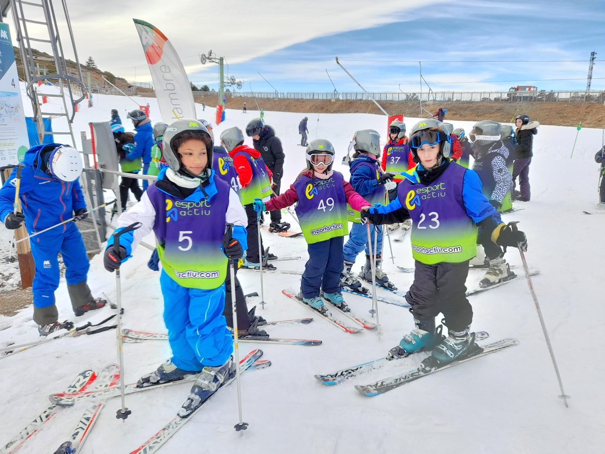 C_Mas_Camarena's tweet photo. ❄️ ¡Jornadas en la nieve!❄️
🗻 Los alumnos de 4º, 5º y 6º han disfrutado de unos fantásticos días de esquí en la estación de Javalambre.
⛷ Nuestros pequeños esquiadores no han parado de bajar por las pistas guiados por los monitores de @ESPORTACTIU1 
¡Se lo han pasado bomba! https://t.co/zzMIsIZVdi