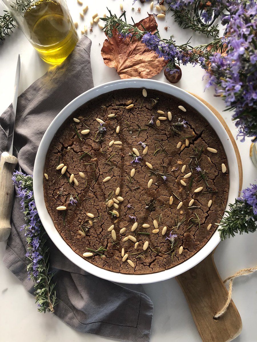Il mio CASTAGNACCIO incontra la primavera con il rosmarino fiorito della mia terrazza nel riverbero del mattino. 

È un DOLCE NON DOLCE molto invitante.
È perfetto per gli intolleranti al glutine, al lattosio ed è vegano.
La ricetta —> instagram.com/reel/CZ6L_jwA2… 

#chiediloalladani