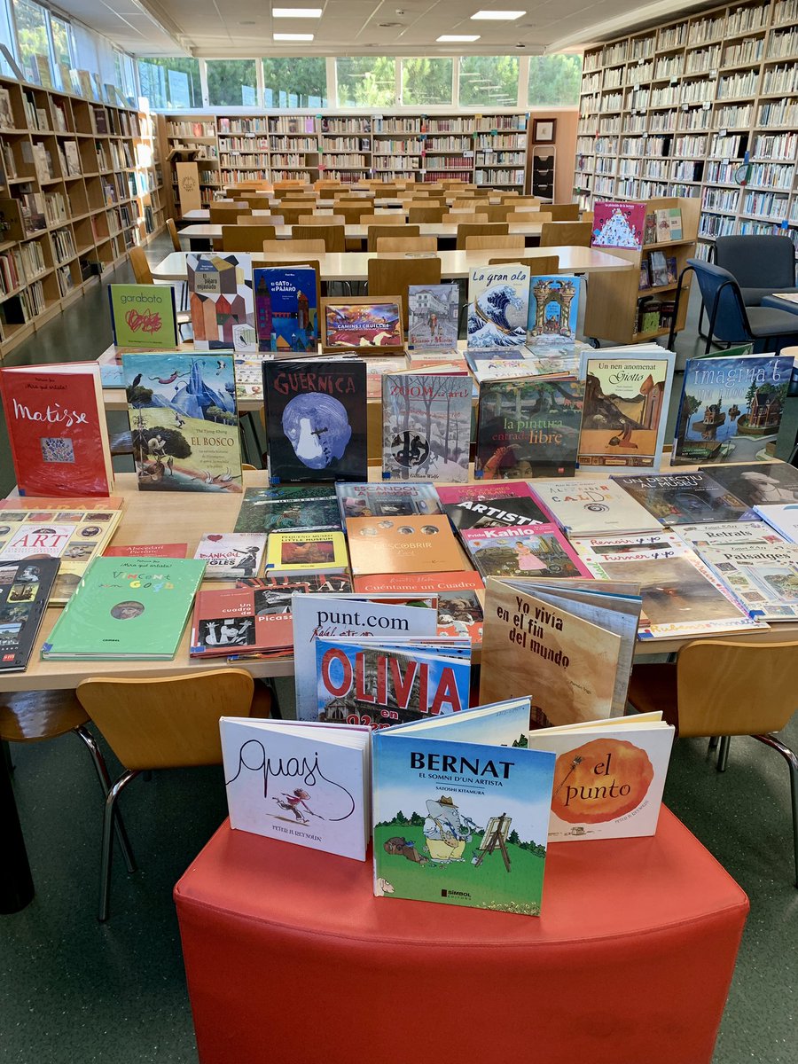 EscolaVillena's tweet photo. La biblioteca de l’escola s’omple d’art amb “Camins i cruïlles. Art i artistes en els llibres per a infants” de @RosaSensat  #bibliotecaescolar
Gràcies @afaisabeldevillena en gaudirem durant el febrer i març. https://t.co/iF8Y79lsCA