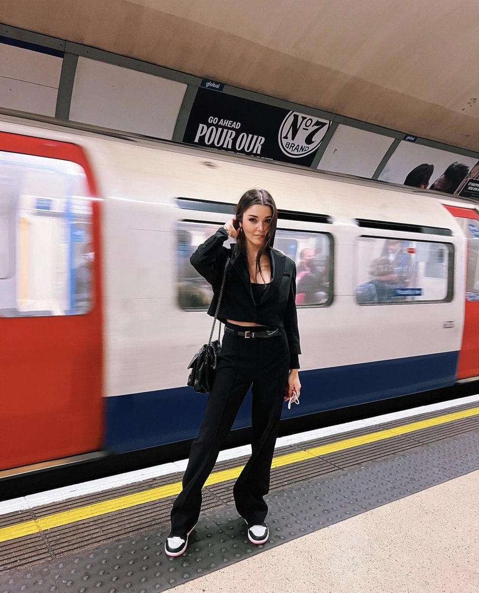 surtosgiu's tweet photo. BOM DIA LONDRES https://t.co/OkL21TMuPX