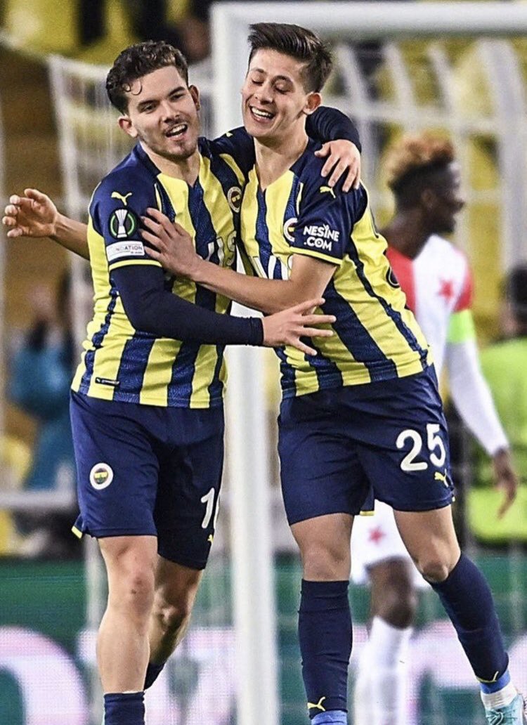 İçi geçmişlerin yerine pırıl pırıl gençlerin oynama vakti geldi.
Fenerbahçe’yi Sosa değil alt yapısı geleceğe taşır.