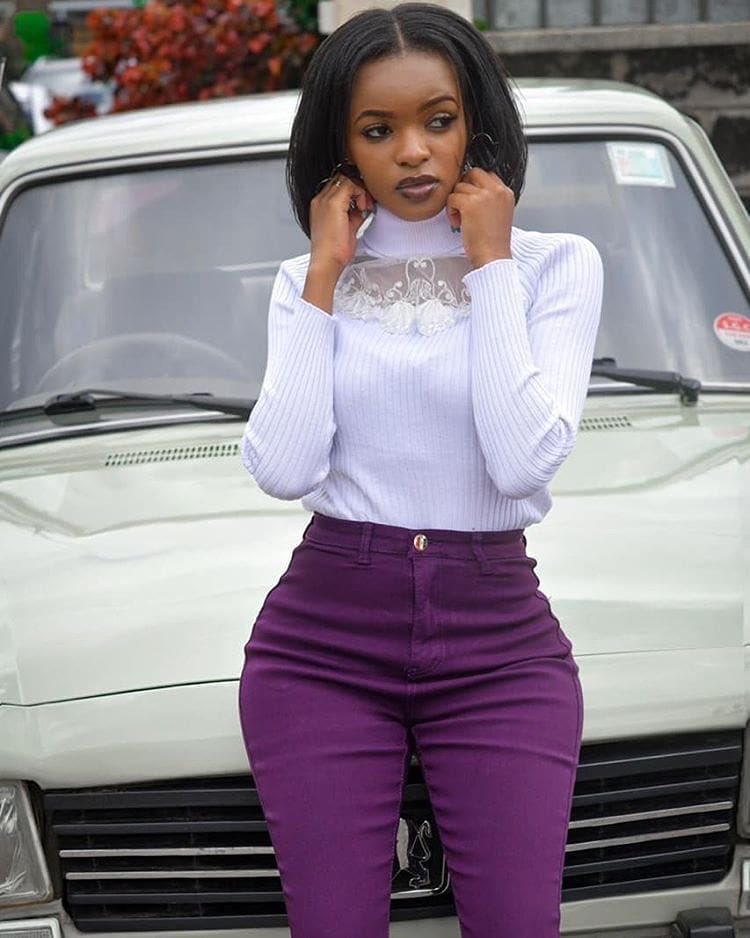 Defi_CZAR's tweet image. Binti mmoja alikuwa akiendesha gari akiwa na baba yake. Wakiwa njiani ghafla mvua kubwa ikaanza kunyesha na kuleta tufani, yule binti akamuuliza baba yake, "Nifanyeje?"
Baba yake akamwambia "endelea kuendesha".......✍🏼