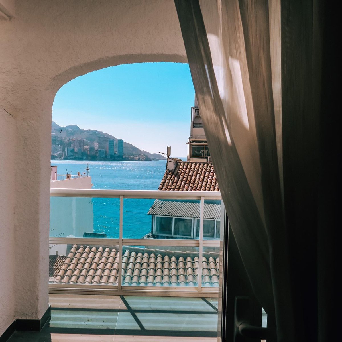 HotelCentroMar's tweet photo. Contando los días para volver a despertar así 💙 Porque no hay nada más especial que levantarse con el sonido del mar ¿estáis de acuerdo? 🌊

there is nothing more special than waking up to the sound of the sea, do you agree? 😍

#CSHoteles #Benidorm #HotelCentroMar #bestview https://t.co/HYbf4WXe0y