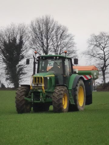 Mise en route d’un distributeur d’engrais <a href="/Amazone/">AMAZONEN-WERKE H. DREYER SE & Co. KG</a> ZA-V 3200 Premium sur la commune de Carhaix. 

Machine équipée du DPA, pesée, modulation de dose et de l’entraînement hydraulique des disques pour une coupure de tronçon optimale. L’ensemble piloté par le terminal Amatron 4.