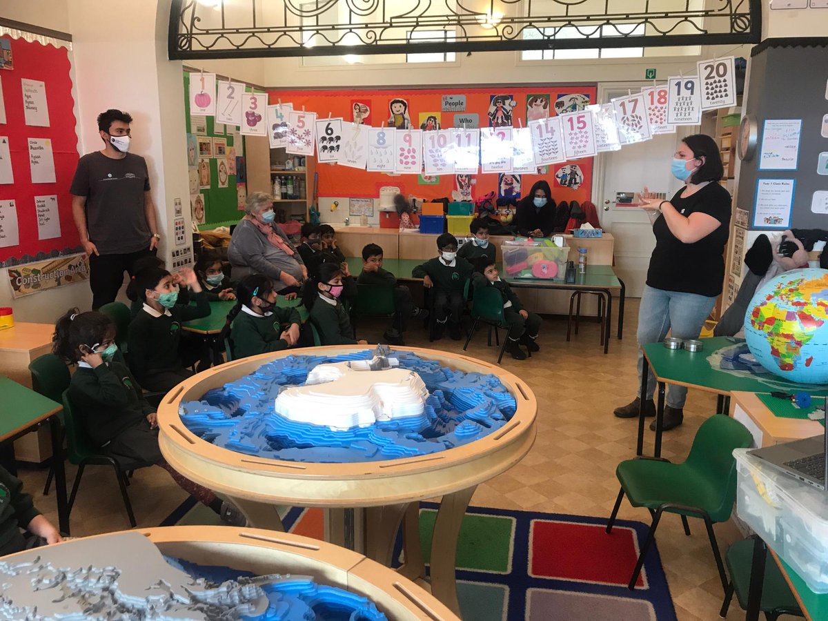 MissMpinzone's tweet image. Teaching to the next generation of #PolarScientists!

We had a great time with the 1st year students of the British International School, talking about #PolarAnimals and #PolarScience! 

Thanks IPF for the pic! 😉

@APECSbelgium @PolarFoundation
#education  @Polar_Research