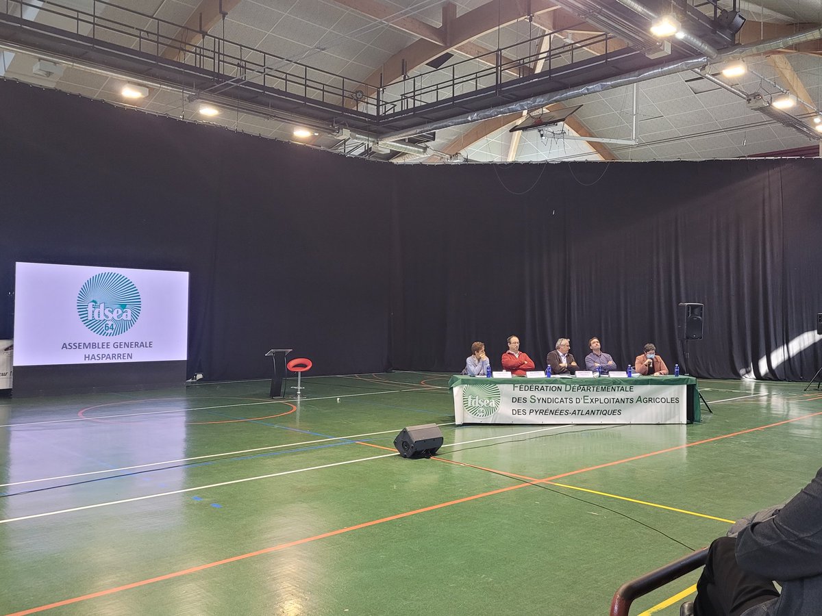 AG <a href="/64Fdsea/">FDSEA 64</a> - Accueil par la maire d'#Hasparren qui rappelle l'importance du rôle de l'#agriculture : aménagement du #territoire, maintien de la vie #éco et de l'activité sociale,... Soutenir l'activité agricole et protéger ses terres est essentiel #renouvellement #revenu #emploi