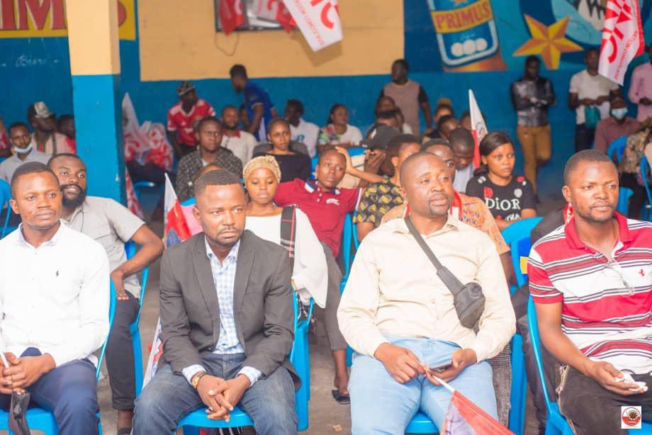 KKamerhe's tweet photo. #KinshasaPonaKamerhe 
Avec sa base de la Com. Kinshasa, le VP LUKUNGA @AgapaoDaniela  reçu le Président @JolMongu2 Dans une ambiance électrique et chaleureuse. Toujours dans le cadre de la sensibilisation aucune commune sans l’@uncrdc. 
NA LISANGA NDE TOKO LONGA https://t.co/lo7DDRZMwe