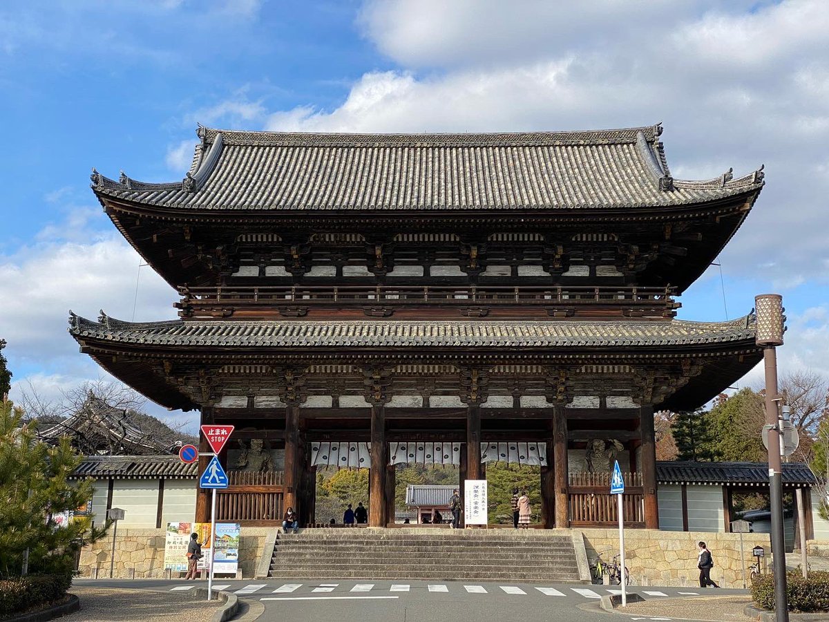 spiriate's tweet photo. 重要文化財に指定されている京都仁和寺の仁王門！

1637年から1644年にかけて建立。両サイドの仁王も凄い迫力😆

#仁和寺
#仁王門
#仁王
#阿吽
#神社仏閣
#重要文化財
#京都
#スピリエイト https://t.co/WHztsM8Guq