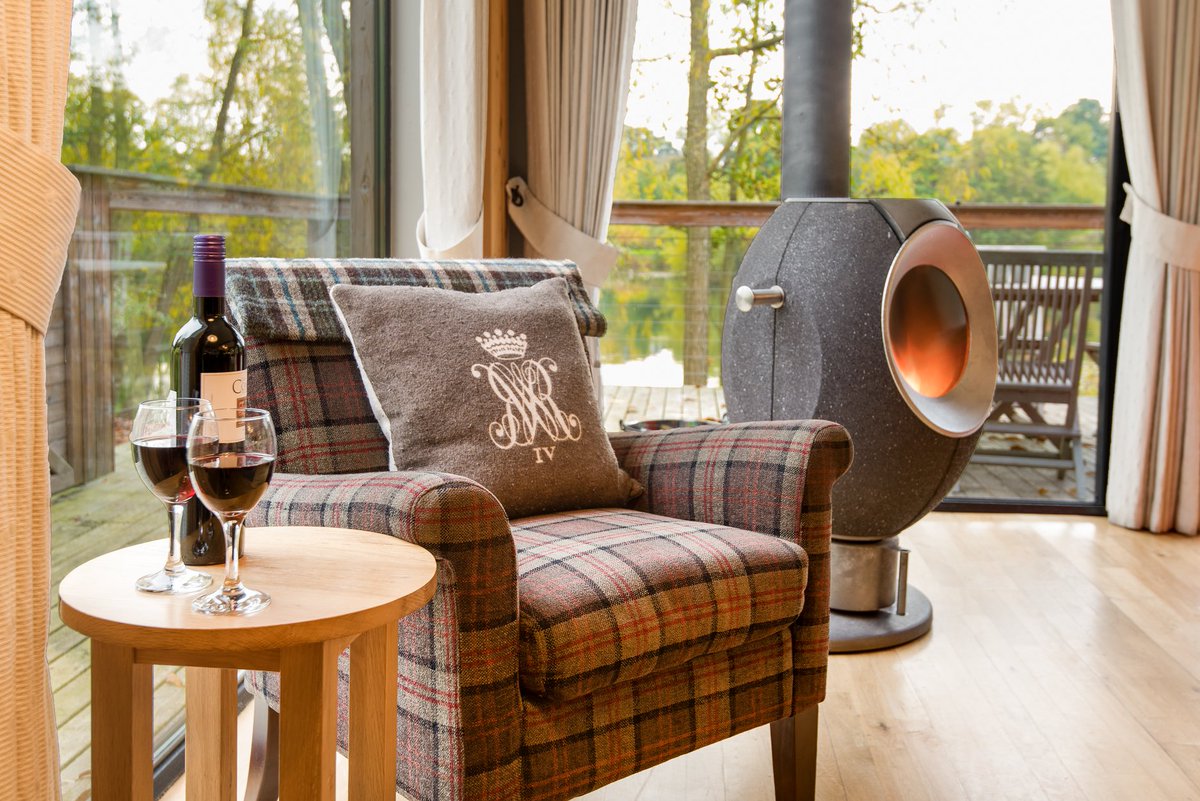 How convenient that National Wine Day falls on a Friday...👀🍷
Who's putting their feet up tonight?