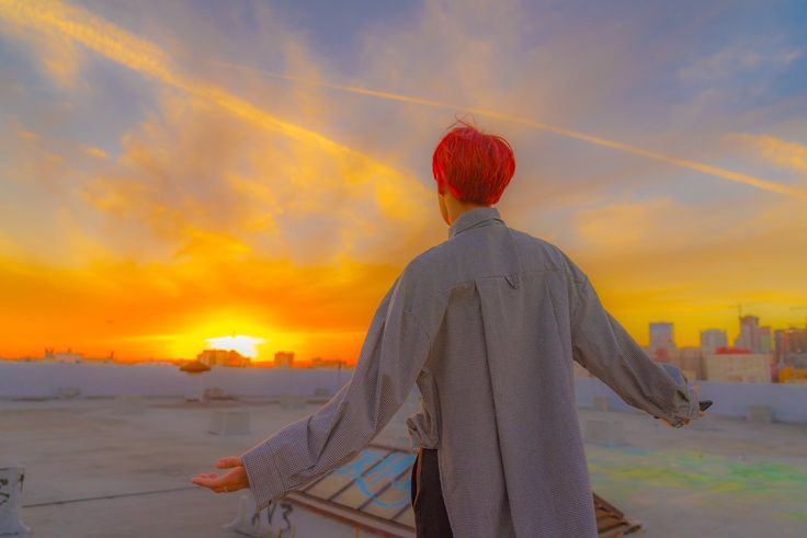 YoonieCM's tweet photo. Ele fica tão bem, com as cores do por do sol, talvez tenha algo em meu peito, mesmo eu sabendo que não deveria ter nada.

Feliz aniversário tomatinho
@Jungpagodeiro https://t.co/Ul5DoyoSFx