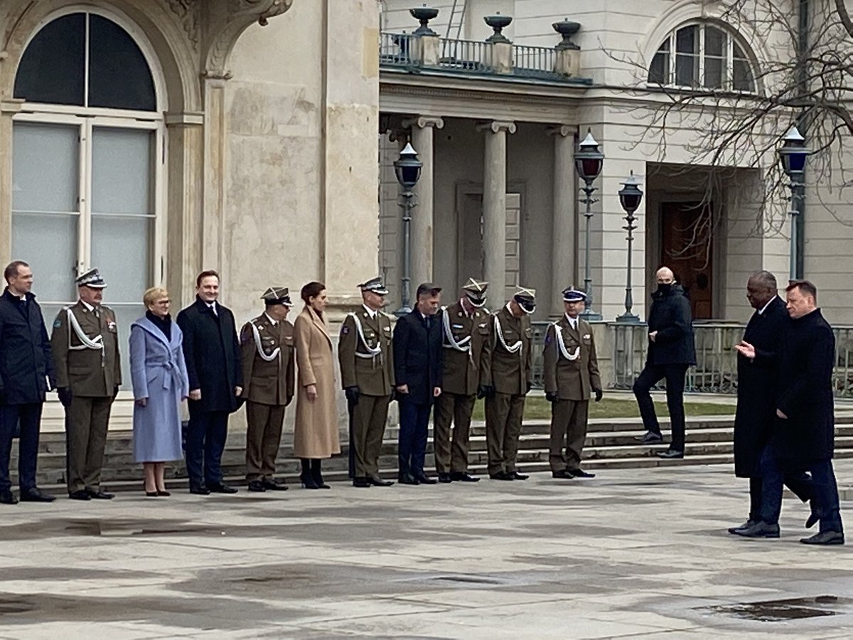 MON_GOV_PL's tweet photo. Powitanie delegacji USA w #ŁazienkiKrólewskie #Warszawa, gdzie za chwilę rozpoczną się oficjalne rozmowy min. @mblaszczak i @SecDef L.Austin. https://t.co/XEEja9YKwF