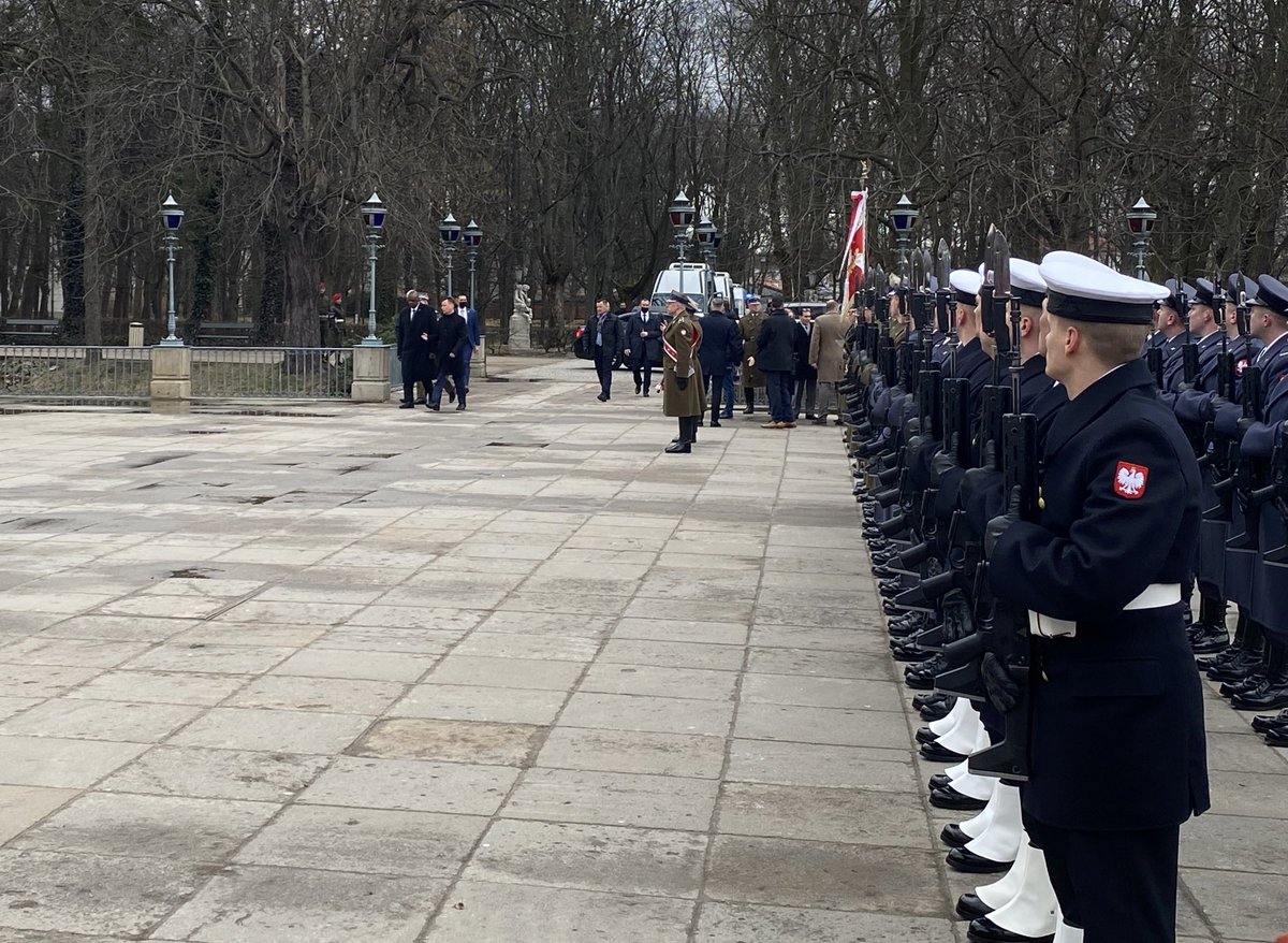 MON_GOV_PL's tweet photo. Powitanie delegacji USA w #ŁazienkiKrólewskie #Warszawa, gdzie za chwilę rozpoczną się oficjalne rozmowy min. @mblaszczak i @SecDef L.Austin. https://t.co/XEEja9YKwF