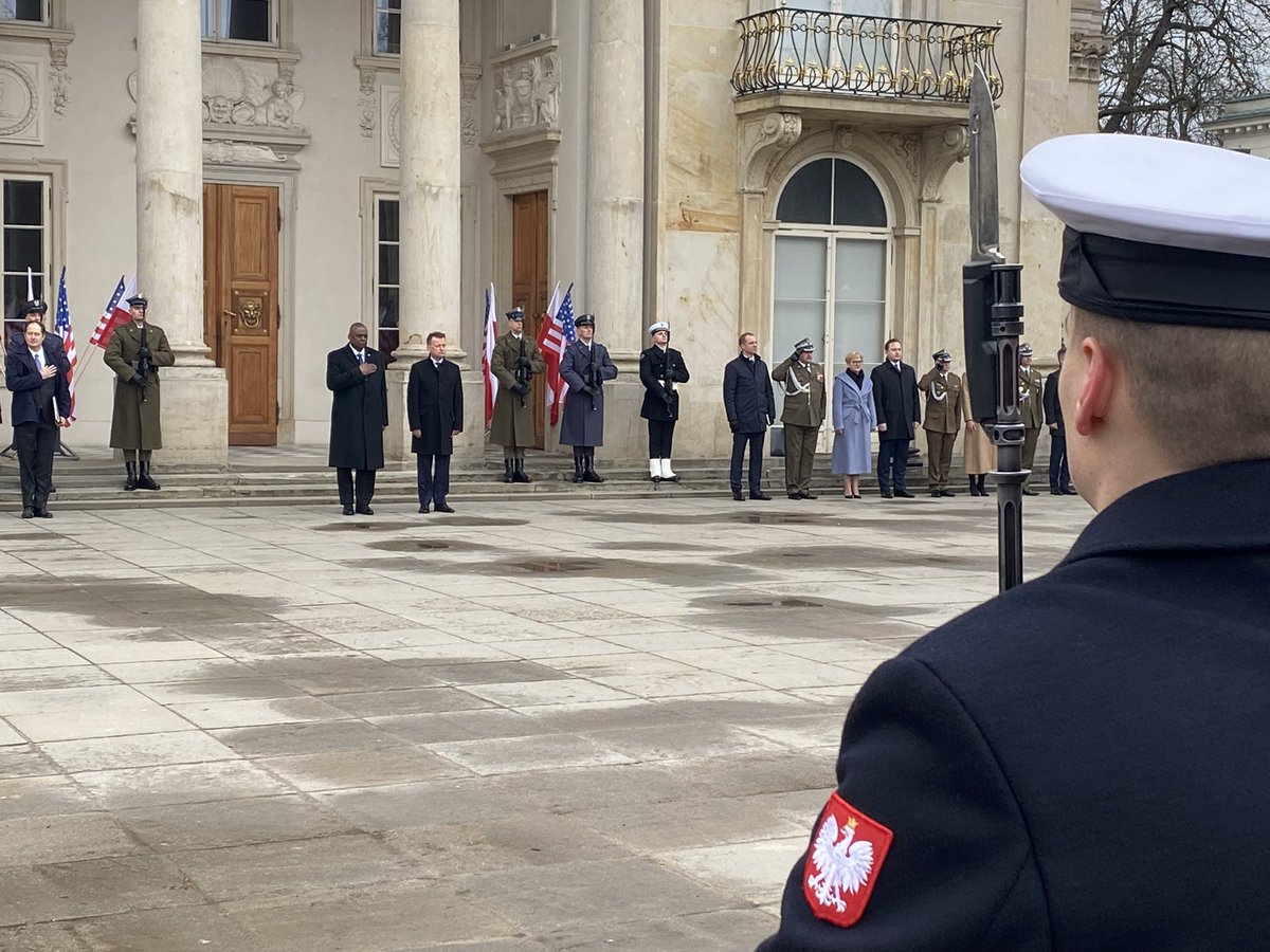 MON_GOV_PL's tweet photo. Powitanie delegacji USA w #ŁazienkiKrólewskie #Warszawa, gdzie za chwilę rozpoczną się oficjalne rozmowy min. @mblaszczak i @SecDef L.Austin. https://t.co/XEEja9YKwF