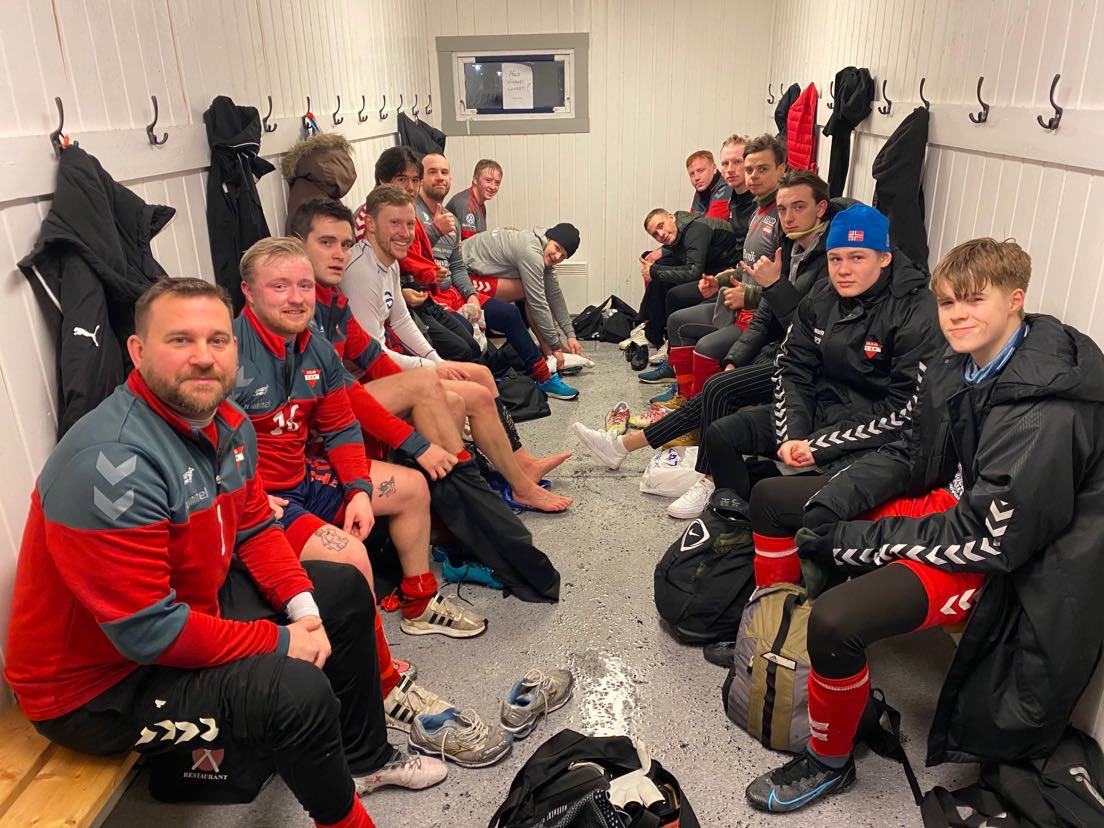 Vi har i denne uken kommet igang med treningskamper, for anledningen et dobbeltoppgjør mot <a href="/senior_national/">Nationalkameratene Fotball senior</a>. Det endte med 2-1 tap tirsdag, og 2-3 seier torsdag borte på Hallset.