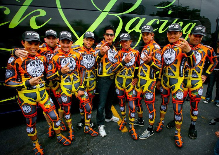 chiodi17's tweet photo. Aquellos maravillosos años, aquellos maravillosos inventos 🤣 #rockracing #ciclismo https://t.co/cRLXCG5hRD