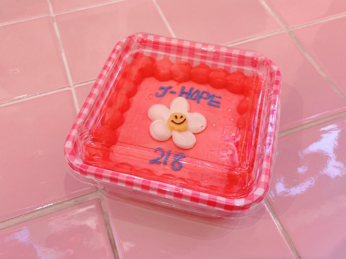 chae_taejin's tweet photo. ホビホビセンイル③🐿🌼
当日のケーキはヨルムのお弁当ケーキ🥰🎂
わくわくで買いに行った🥰🌼
キーリングも買えてはっぴー☺️🌼🤍
@yolumlovesyou 
#HAPPYJHOPEDAY 
#희망으로_가득찬_호석아_생일축하해
#happy_hoseok_day
-----
@HOPESHINE_0218 @HOPESHINEJP 
Thank you☺︎🌼 https://t.co/kGc2jgxCvC