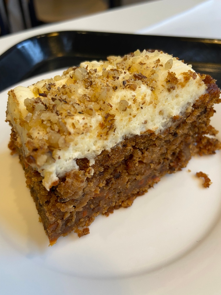 Just a slab of perfect carrot cake to celebrate Friday.🎉

We're not going to 'rabbit' on and on about it. You can see how delicious it tastes. 🍰

Hop on over to Cowcross St to get yours.🐰

#vegancake #Friyay #plantbasedrestaurant #veganlondon #farringdon