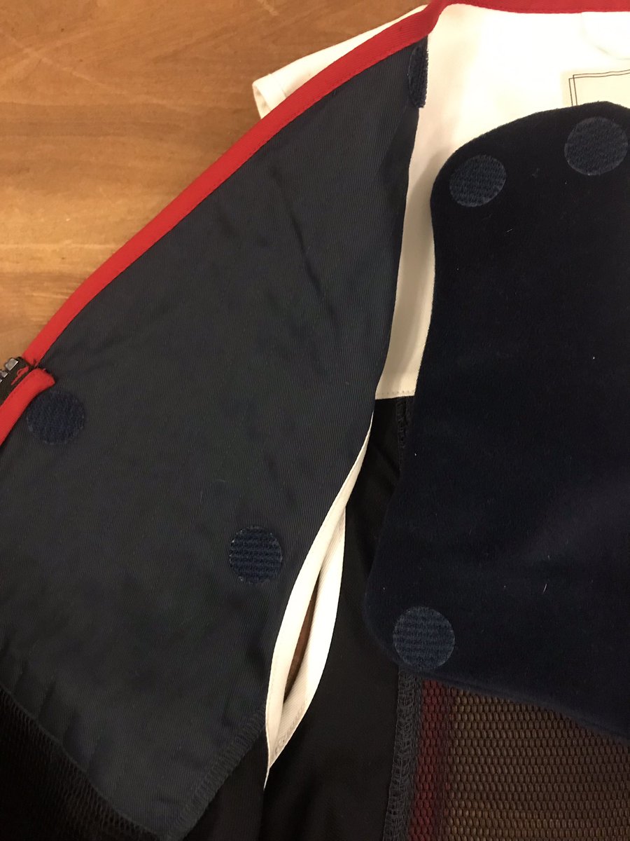 Okay0790's tweet photo. 慣れないお裁縫。私の射撃ベストは衝撃吸収パッドを付けられません。たくさん射撃すると反動で鎖骨あたりが腫れて痛くなるのでリコイルパッドを取り付けられる様に袋を縫いました。マジックテープ簡単に取り外しもできます。
＃beretta  
＃clayshooting
＃手芸 https://t.co/ancxkKxwJ1