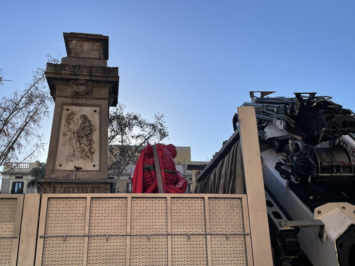 ptorra's tweet photo. El nostre @bcn_ajuntament acaba de retirar l’escultura "Humanitat” de l’artista James Colomina. No ha durat ni 3 setmanes. Hi tornaran a posar en López? Encara no han canviat el nom de la plaça, que continua homenatjant el marquès de Comillas.
#JamesColomina #AntonioLópez https://t.co/bQOM7R23QQ