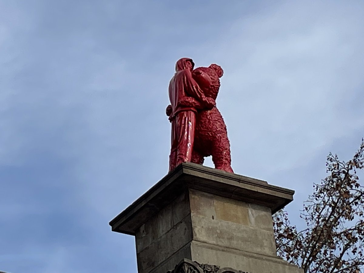ptorra's tweet photo. El nostre @bcn_ajuntament acaba de retirar l’escultura "Humanitat” de l’artista James Colomina. No ha durat ni 3 setmanes. Hi tornaran a posar en López? Encara no han canviat el nom de la plaça, que continua homenatjant el marquès de Comillas.
#JamesColomina #AntonioLópez https://t.co/bQOM7R23QQ