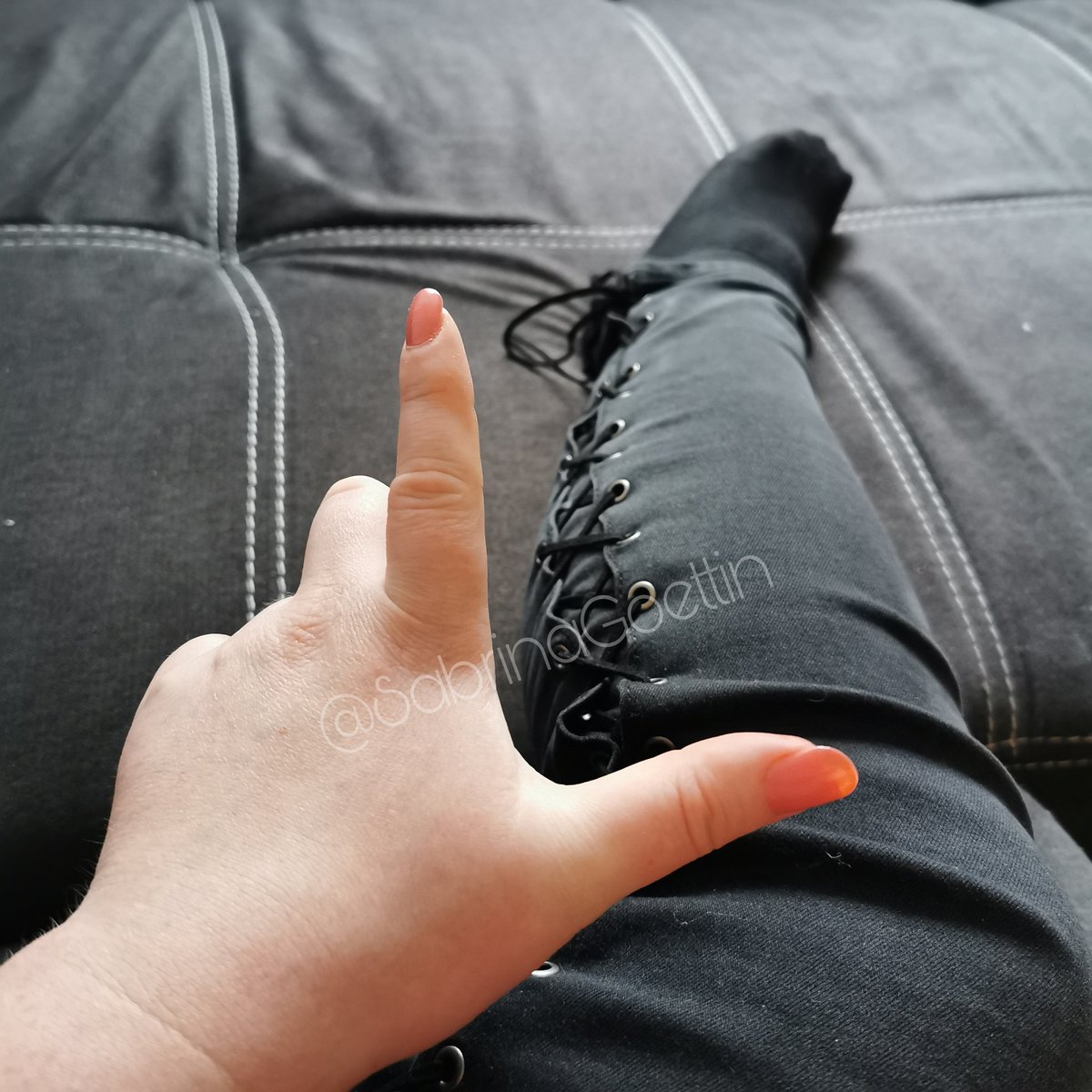 SabrinaGoettin's tweet photo. Was ist im Moment los? Nur noch Tastenwichser unterwegs? Wenn es Sklaven unter euch gibt, die es ernst meinen, dann komm in meine DM's 🖕🏻😈 https://t.co/R61tSHC7p1