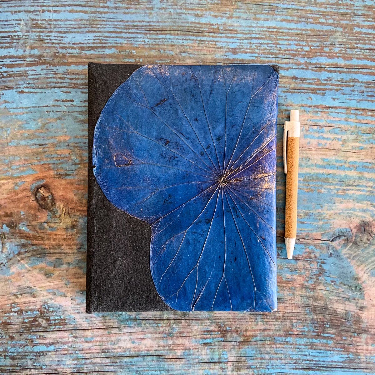 jungley_co's tweet photo. Anyone feeling like our Lotus-Leaf Journal? A bit blue?💧

Go and do something kind and treat yourself to some you-time today (or give someone some support)💙

🌱Tag someone &amp; tell them why they’re GREAT!

#jungley #veganism #veganlife #veganshowoff #ecofriendly https://t.co/9bwa02r5XU