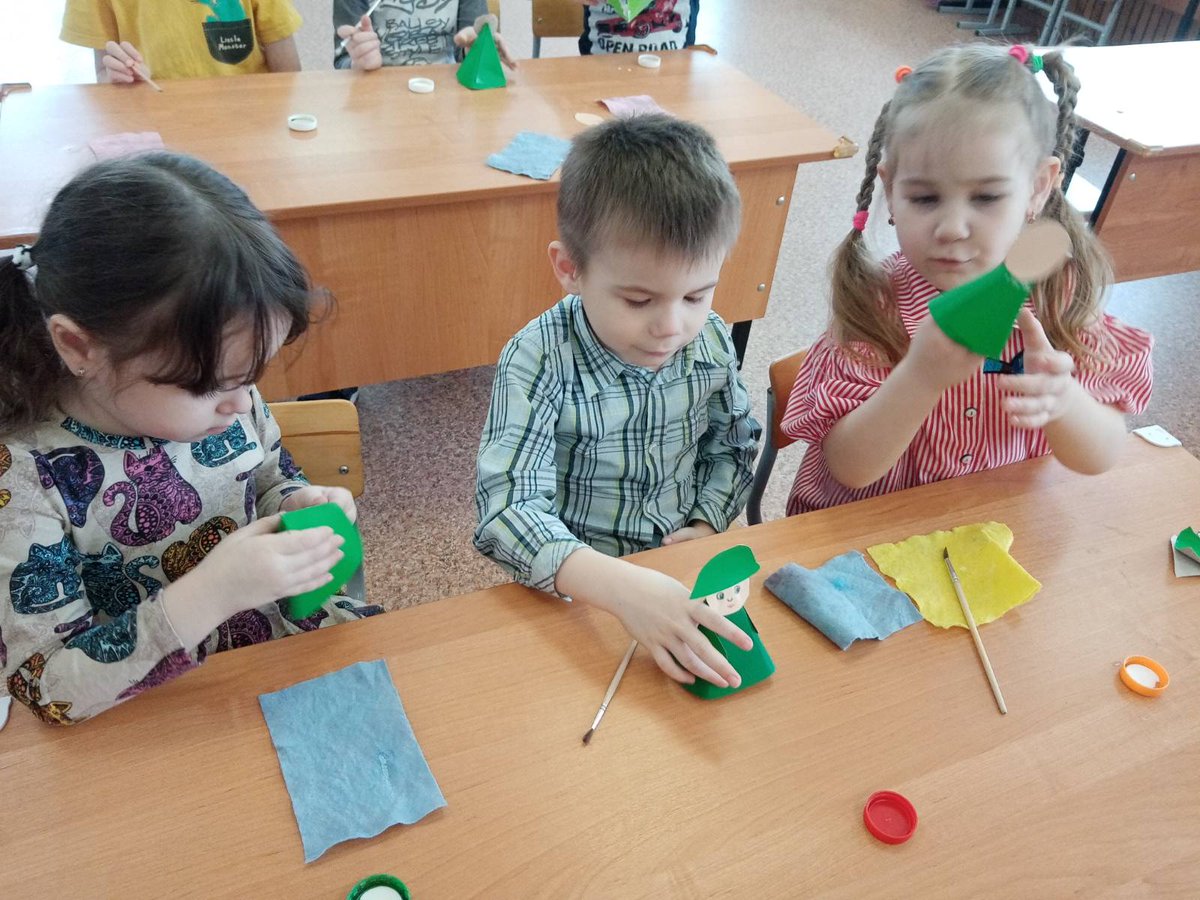 spds_kolosok's tweet photo. Сегодня на НОД по конструированию дети средней группы №9 @spds_kolosok @GboySoshKoms с удовольствием мастерили подарок для папы к 23 февраля. Воспитатель Александрова Е. В. @alevlada1 https://t.co/nwH0F20GRL
