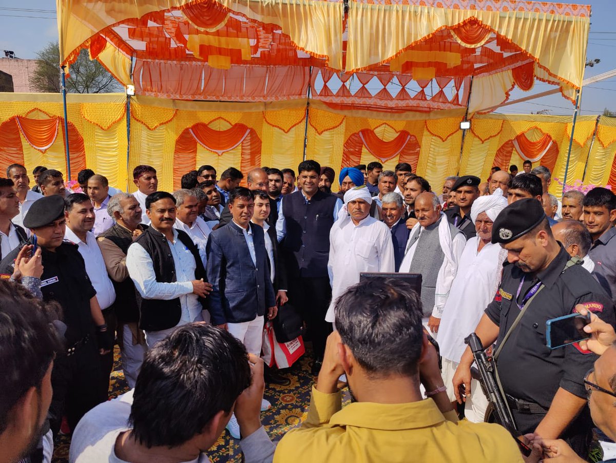 JJPRohtakOffi's tweet photo. संजय कबलाना के भतीजे की शादी में झज्जर पहुंचे डिप्टी सीएम @Dchautala जी https://t.co/ecPFF2gC7i