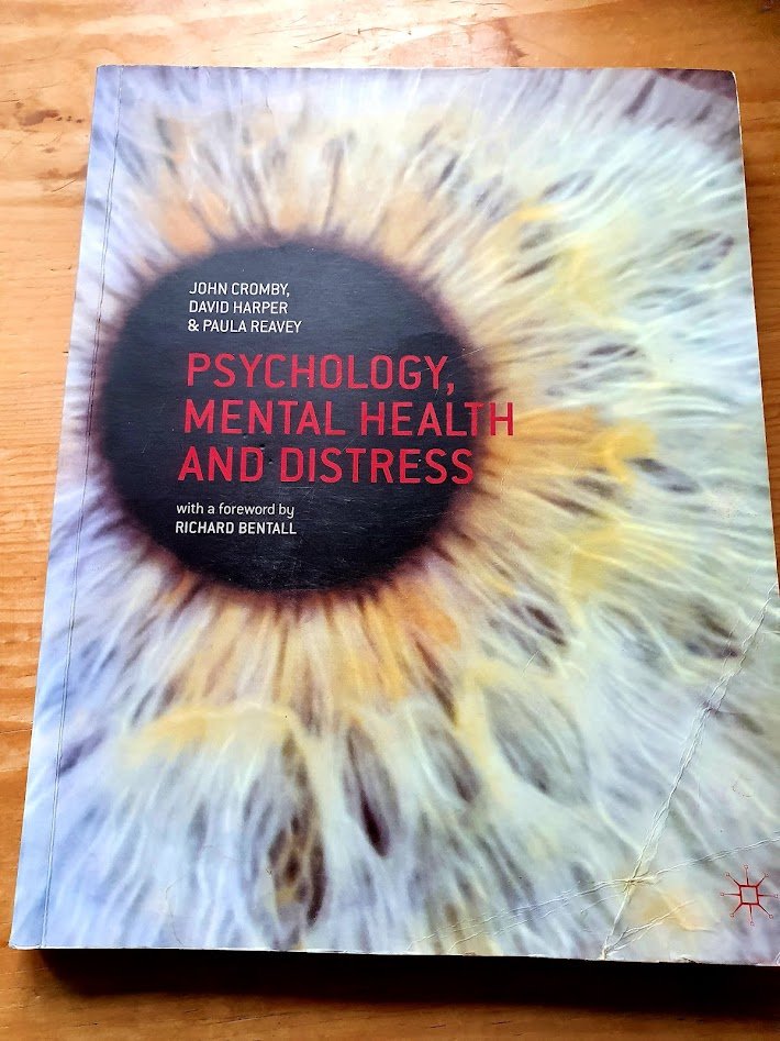 I've just discovered that Chapter 1 - a brilliant conceptual overview of the field &amp; controversies - of the seminal mental health textbook 'Psychology, Mental Health and Distress' by Profs John Cromby, David Harper  &amp; @reavey_paula is available free online
academia.edu/2580550/From_D…