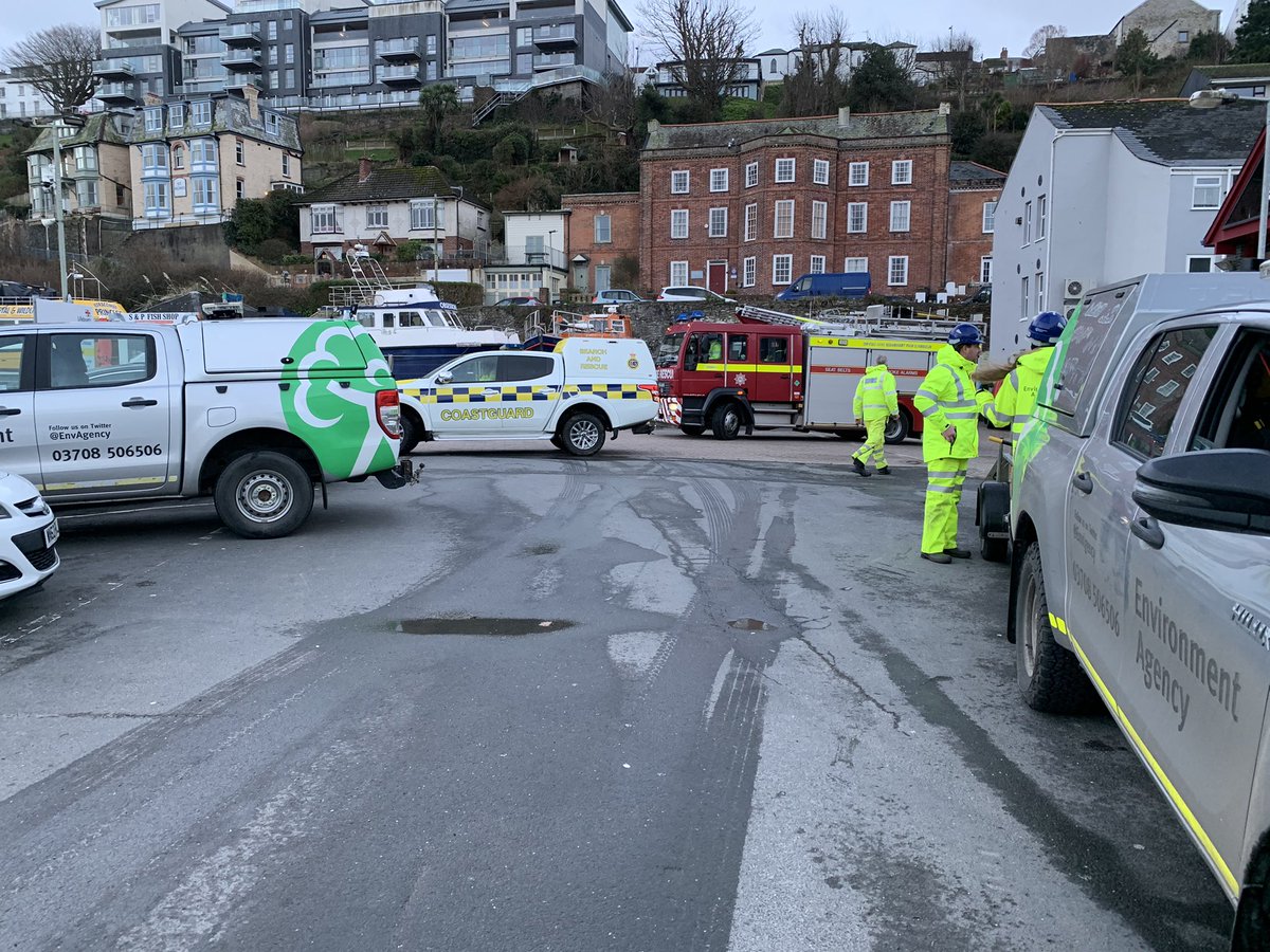 Fantastic multi agency response ahead of #StormEunice <a href="/ILFHarbour/">Ilfracombe Harbour</a> <a href="/DSFireUpdates/">Devon and Somerset Fire and Rescue Service</a> @johncurtinEA