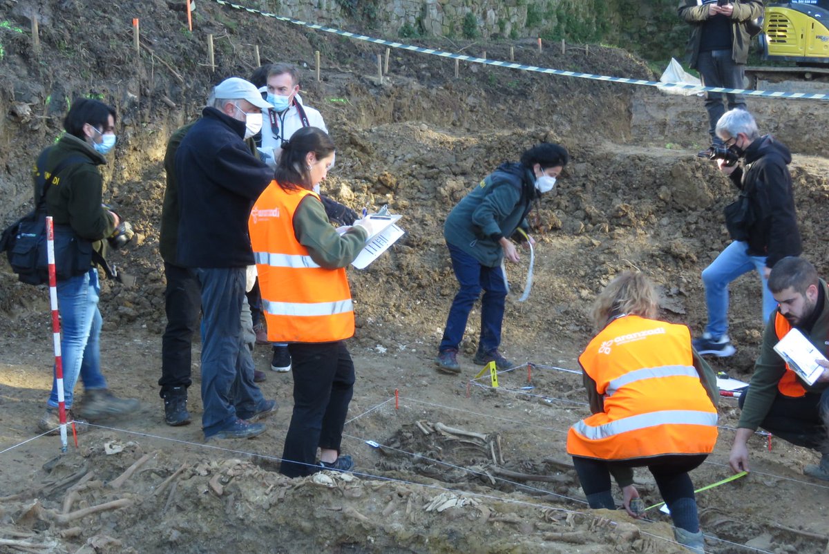 aranzadi's tweet photo. ‼️  La Sociedad de Ciencias Aranzadi halla una fosa común de la época Carlista en el cementerio de Begoña.

👉+INFO https://t.co/0ZsICvlF8u

@bilbao_udala #Begoña #memoriahistorikoa #hilerria https://t.co/60FILt8TI3