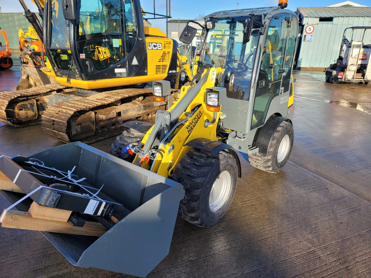 MPPlantTraining's tweet photo. !!!! SHE'S ARRIVED !!!!
We would like to welcome Lucy the Loading Shovel to the fleet!!
An Amazing machine from TS Plant Sales we are always pleased with our purchases from them. https://t.co/IVrubniV9f