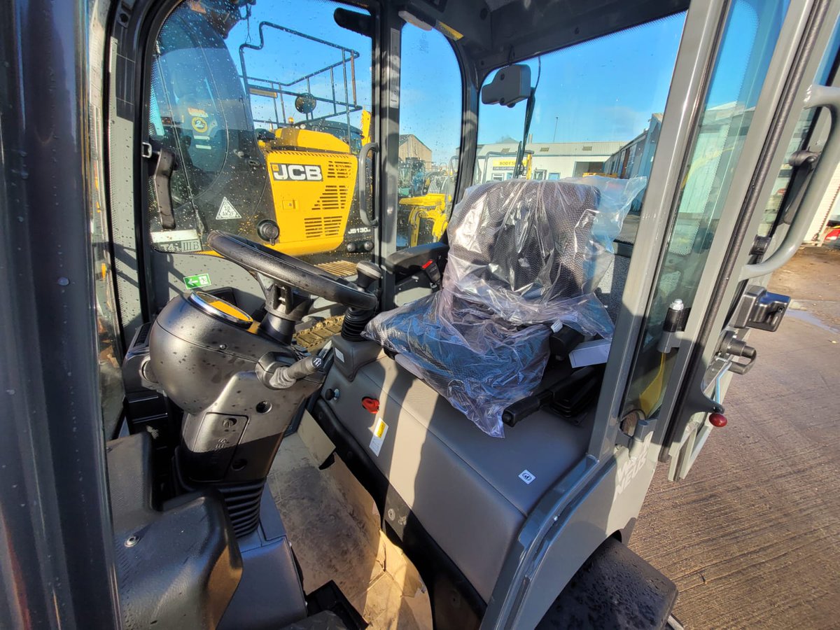 MPPlantTraining's tweet photo. !!!! SHE'S ARRIVED !!!!
We would like to welcome Lucy the Loading Shovel to the fleet!!
An Amazing machine from TS Plant Sales we are always pleased with our purchases from them. https://t.co/IVrubniV9f