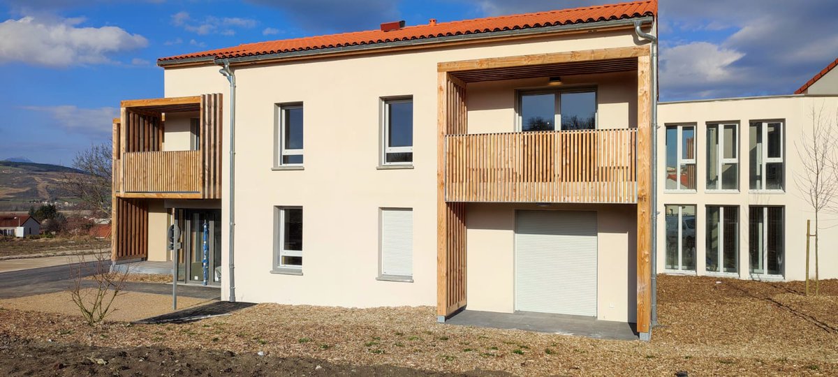Ophis63's tweet photo. [Bienvenue]🏘️aux 1ers locataires #séniors du #LODGES  à Mur-sur-Allier: ils bénéficient à présent d’un #logement adapté à la perte d’#autonomie avec une salle d’activités, lieu d’échange et de partage. CDR construction- Ilôt architecture @MaltraitAnneM63 @Departement63 https://t.co/LqhF6ka1gs