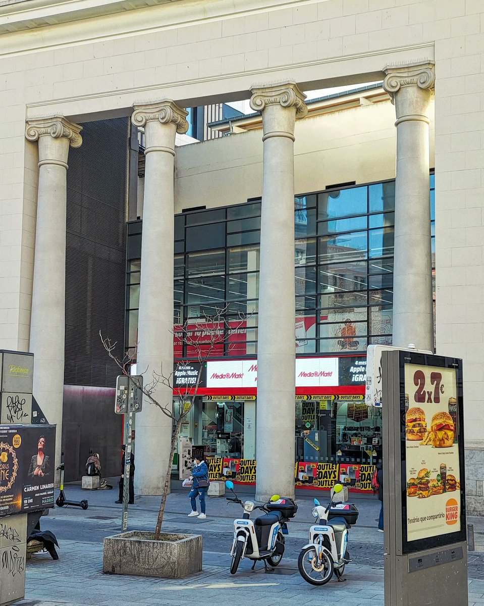 gatopormadrid's tweet photo. Creo que las imágenes hablan por sí solas.

Antiguo Teatro Madrid de 1946, en la Plaza del Carmen, actual tienda de tecnología de 2022 https://t.co/gpMbgRup4H
