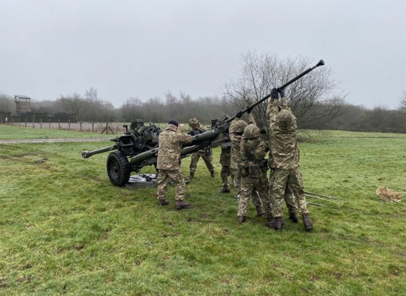 103Reg's tweet image. These gunners are moving a light gun (That isn’t light!) Doing the drills, firing, reloading and firing, then the next day they are back as teachers, postwomen, carpenters. If you wanted a metaphor for multitasking … this is it! #Mutitasking #ArmyReserve