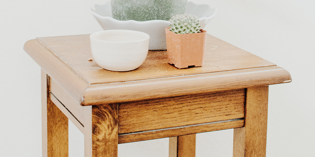 Es el mejor momento para cuidar tus muebles de madera, ya sea con TITANLUX Barniz al Agua Ecológico o con nuestro Aceite de Teca, que mantiene la madera brillante, resistente y renovada por mucho más tiempo.